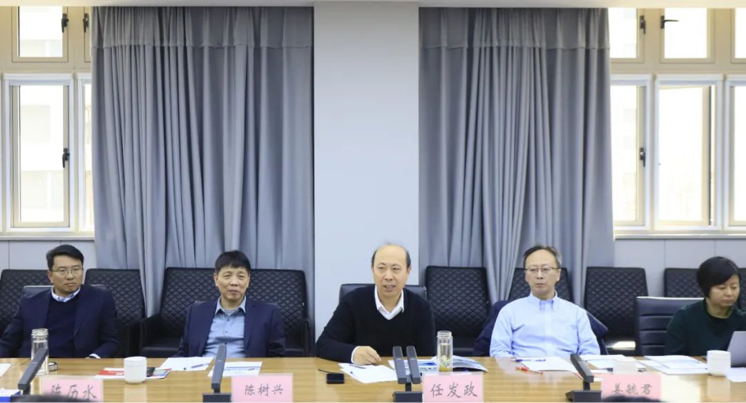 花花牛乳業(yè)集團(tuán)黨委書記、董事長唐洪峰一行赴中原食品實驗室同中國工程院院士、中原食品實驗室主任任發(fā)政座談交流